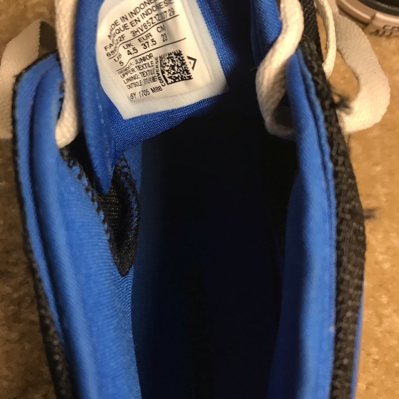 Converse shoes (SOLD) - Picture 4 of 5